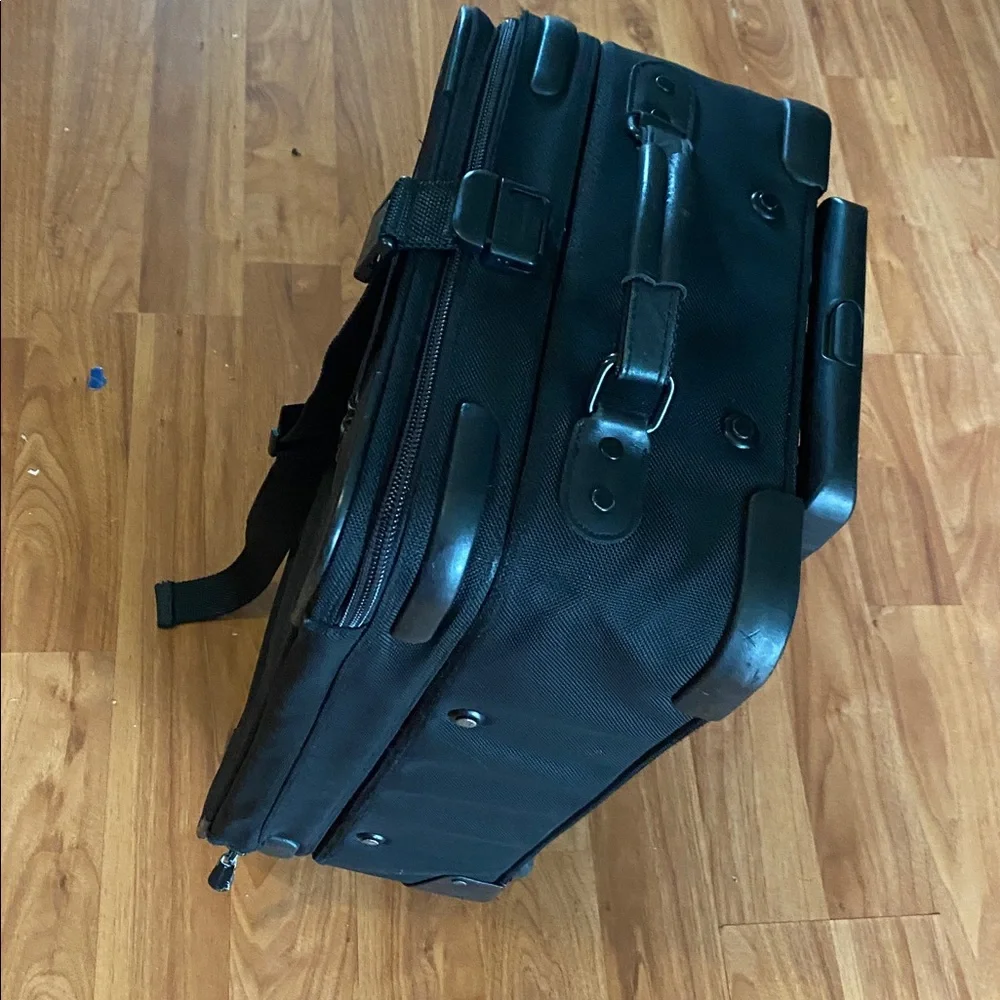 🖤Briggs & Riley Black Rolling travel Carry-On 22” tall🖤